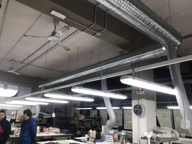 以愛之名，照亮歸途——佛羅倫薩華人華僑商貿(mào)會愛心贈送反光背心活動暨婚慶禮儀服務(wù)倡導(dǎo)安全新風(fēng)尚